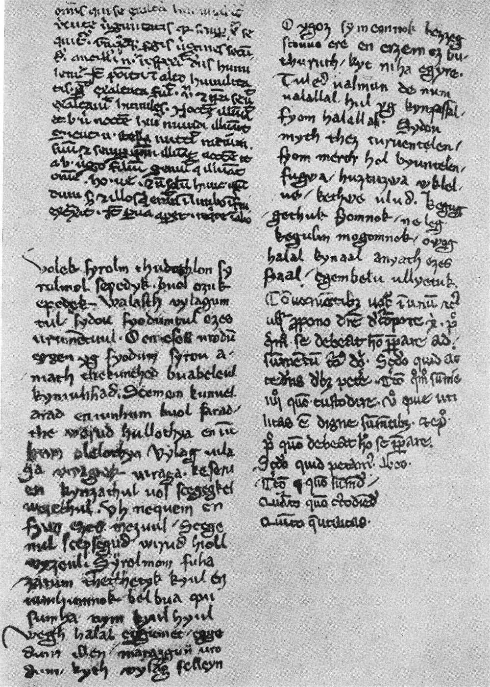 Fekete-fehér kép egy kéthasábos kéziratlapról, apró, sűrű kézírással; a bal hasáb közepén üres sáv választja el a latin szöveget a magyar verstől.
